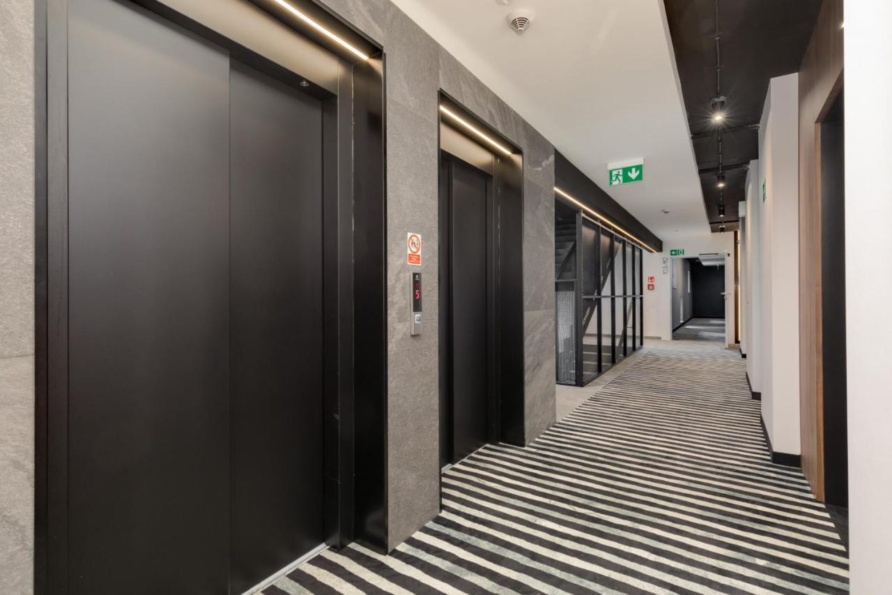 Apartment Port With Swimming Pool, & Gym By Renters