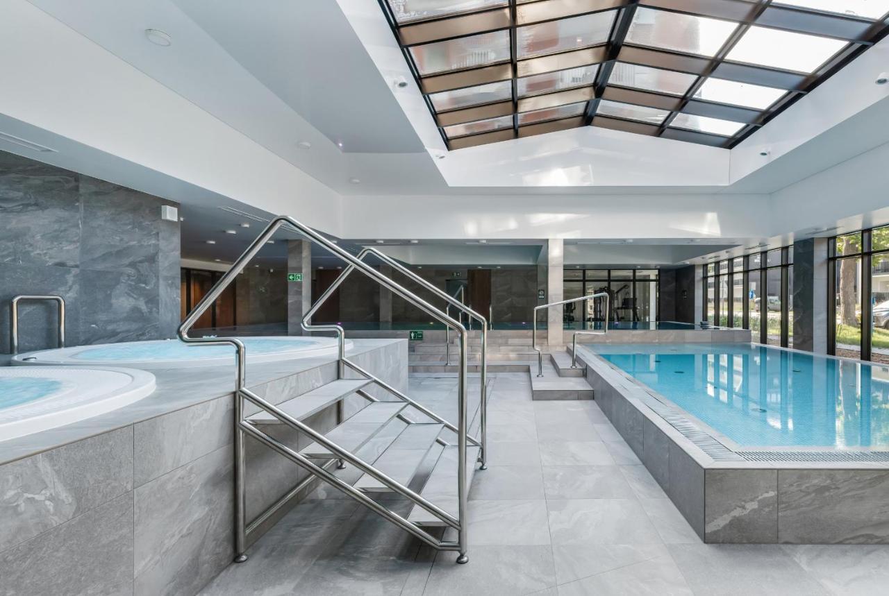 Port With Swimming Pool, & Gym By Renters Apartment *
