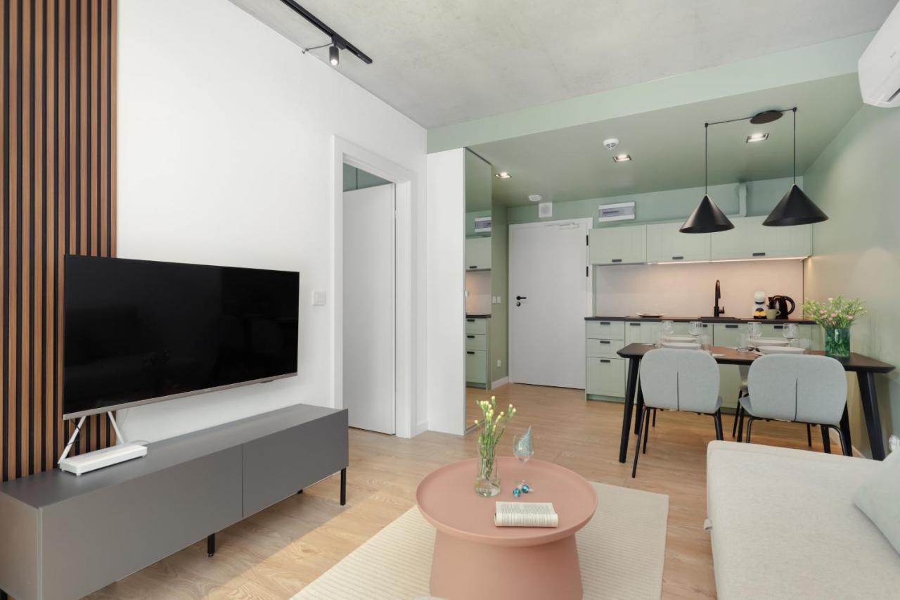 Apartment Port With Swimming Pool, & Gym By Renters *