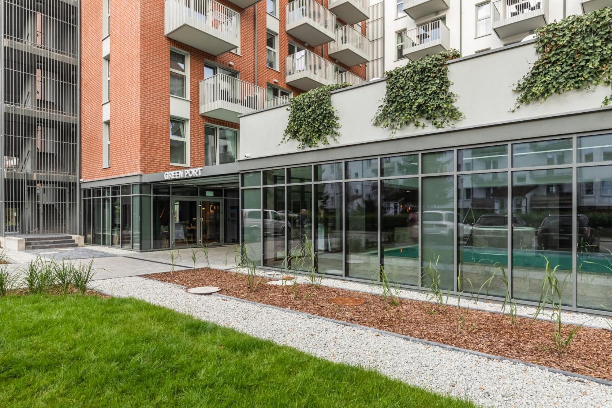 Apartment Port With Swimming Pool, & Gym By Renters *